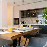 Sunny 2br Flat-top Location-amazing Views Apartament