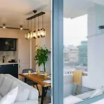 Sunny 2br Flat-top Location-amazing Views *