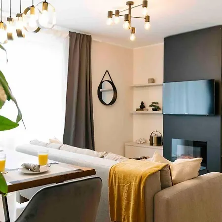 Sunny 2br Flat-top Location-amazing Views *