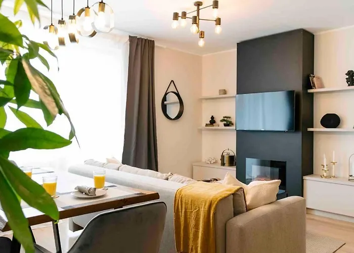 Sunny 2br Flat-top Location-amazing Views *