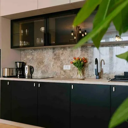 Sunny 2br Flat-top Location-amazing Views *