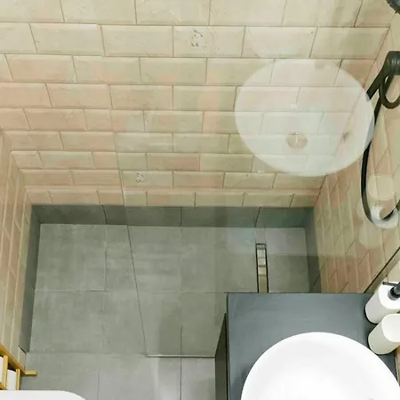 Sunny 2br Flat-top Location-amazing Views *