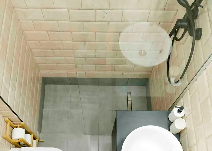 Sunny 2br Flat-top Location-amazing Views *